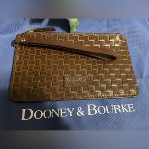 NWOT Dooney & Bourke Brown Basketweave Wristlet